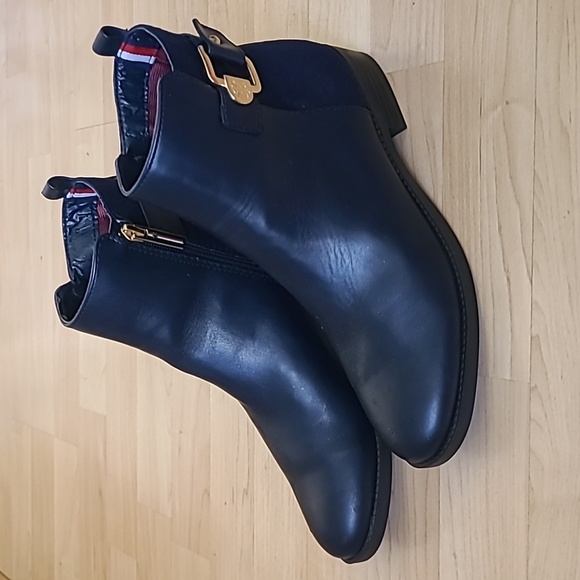 Tommy Hilfiger Women's Inella Black Faux Leather Almond Toe Booties Size 7.5 - Picture 1 of 9